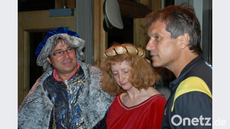 In den ersten Jahren des Via Carolina Laufes empfing Bürgermeister Reiner Gäbl (links) die Initiatoren Mario Wallrath und die Läufer im kaiserlichen Gewand. Bild: gz