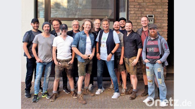 Die „Troglauer Buam“ (rechts) mit Sänger Thomas „Domml“ Wöhrl (Sechster von links) standen jetzt mit „Pur“, der Band um Hartmut Engler (Sechster von rechts), gemeinsam bei einem Konzert in Eschweiler auf der Bühne. Bild: stg
