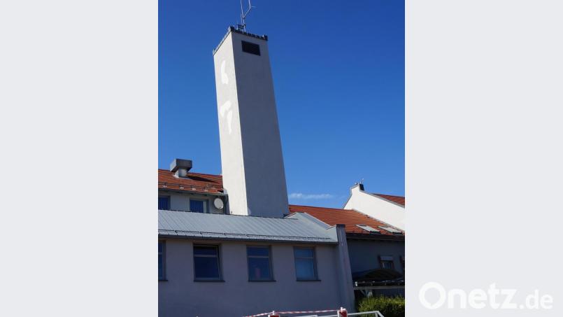 Die Sanierung des Schlauchturms am Feuerwehrhaus wird wegen der Langlebigkeit und Wegfall der Unterhaltskosten mit HPL-Platten ausgeführt. Bild: weu