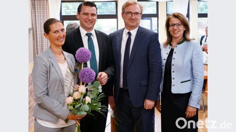 Thomas Ebeling (Zweiter von links) nahm nach der Nominierung zum Landratskandidaten Gratulationen von Ehefrau Sina Just (links) sowie (von rechts) Martina Englhardt-Kopf, Vorsitzende der Kreistagsfraktion, sowie Landtagsabgeordnetem Alexander Flierl entgegen. Bild: Christopher Dotzler