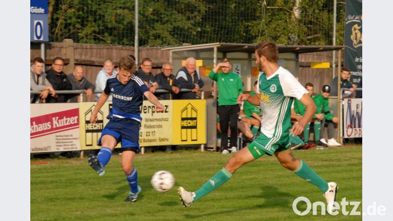 Zum Auftakt der Landesliga-Saison 2019/20 empfängt der SV Mitterteich am Freitag den FC Vorwärts Röslau. In der vergangenen Spielzeit endeten beide Derbys unentschieden: in Mitterteich 1:1 (Szene mit SVM-Akteur Daniel Stich, rechts) und in Röslau 2:2. Bild: gb