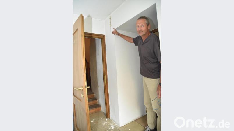 Uwe Markert, evangelischer Pfarrer von St. Johannis in Rosenberg, zeigt einen der Risse im Mauerwerk. Bild: Andreas Royer