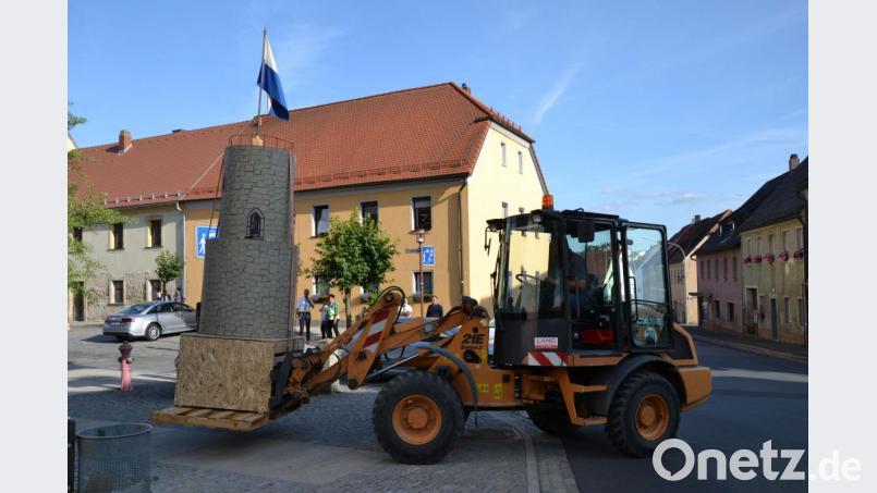 Ein Modell des Butterfassturms sorgt am Stadtplatz für Aufsehen. Andreas Bogner vom Bauhof stellt den fünf Meter hohen Turm an drei verschiedenen Punkten ab. Der Turm in Miniformat soll dem Stadtrat zur Meinungsfindung dienen. Auf dem Bild wird der Turm an die Ecke Stadtplatz/Erbendorfer Straße gebracht. Bild: Lowak