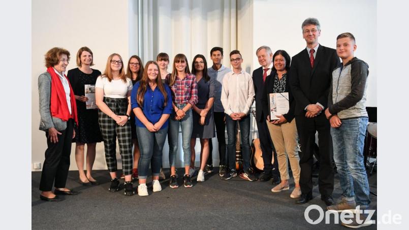 Beim Schülerwettbewerb „Erinnerungszeichen“ erhält die Pestalozzi-Mittelschule Weiden einen der Hauptpreise. Kultusminister Michael Piazolo (Zweiter von rechts) und Landtags-Vizepräsident Karl Freller (Vierter von rechts) gratulieren den Schülern. Bild: Andreas Gebert