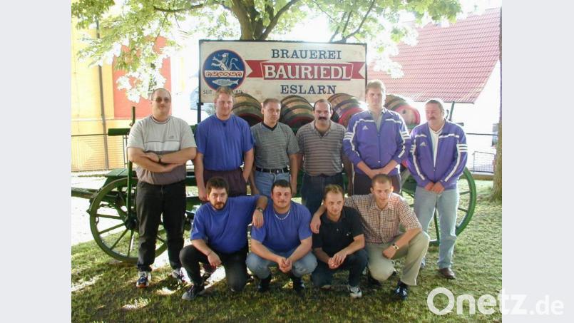 Eine Auswahl der ersten Mitglieder der Dartfreunde um Vorsitzenden Martin Bauer (hinten, Zweiter von rechts) und den beiden Vizechefs Hans Dobmeier und Thomas Bösl (vorne, Zweiter und Dritter von rechts) zwei Jahre nach der Gründung in der Brauereigaststätte Bauriedl. Bild: gz