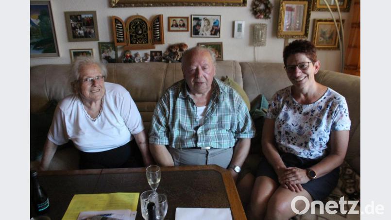 Zweite Bürgermeisterin Margit Reichl (rechts) gratulierte Winfried Geis im Namen der Stadt zum 85. Geburtstag. Bild: sns