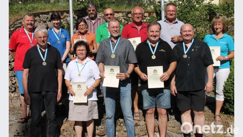 Die Medaillengewinner und Mannschaftssieger mit dem Luftgewehr aufgelegt bei den Senioren 1 und 2. Vorne von rechts Joachim Schneider, Johann Götz, Wolfgang Auerbacher, Christa Schwarz und Reinhold Schraml. Bild: dl
