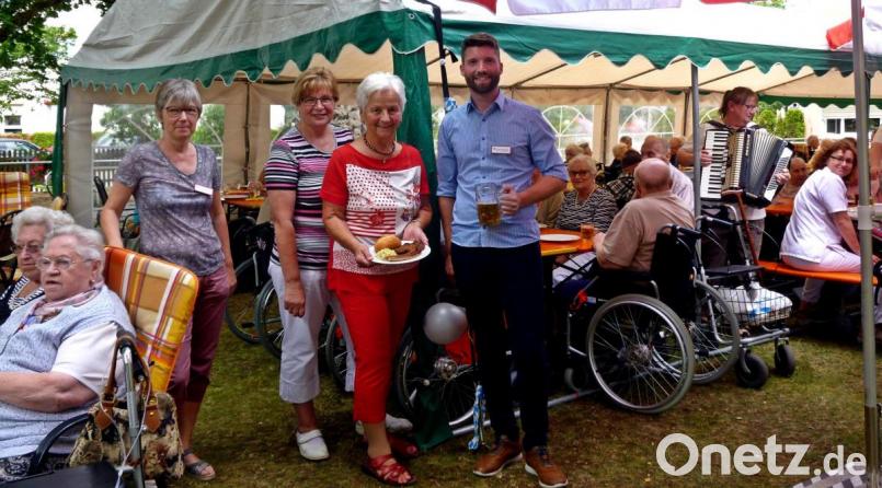 Ein Bild aus dem Garten beim Sommerfest des AWO Seniorenheimes Hans Bauer.die Namen der Personen – von links:
Pflegedienstleitung Gabriele Neukam, Hauswirtschaftliche Leitung Monika Hammer, AWO-Vorsitzende Ortsverein Weiden Hilde Zebisch,
Einrichtungsleiter Denis Parchomenko Bild: R. Kreuzer