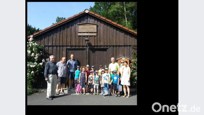 Eine lehrreiche Zeit verbringen die Kinder vom &quot;Haus der kleinen Füße&quot; beim Eschenbacher Imkerverein. Bild: alr