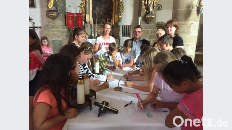 Eifrig versuchen die Fünftklässler, die Aufgaben auf dem Arbeitsblatt zu lösen. Bild: jzk