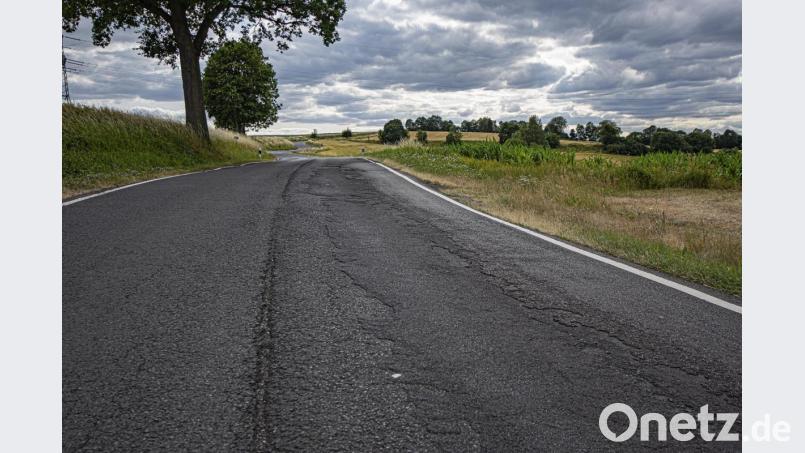 Dringend sanierungsbedürftig ist die Kreisstraße von Seußen in Richtung Brand. Foto: Uwe von Dorn Bild: Uwe von Dorn/fph