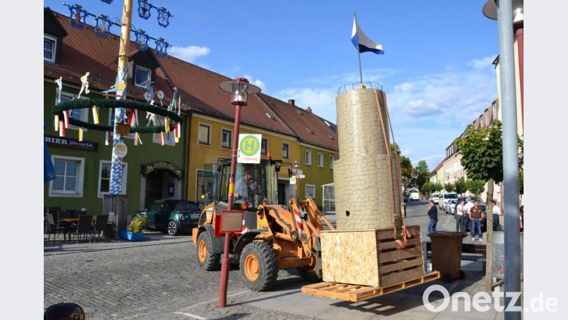 Ein Modell des Butterfassturms sorgt am Stadtplatz für Aufsehen. Andreas Bogner vom Bauhof stellt den fünf Meter hohen Turm an drei verschiedenen Punkten ab. Der Turm in Miniformat soll dem Stadtrat zur Meinungsfindung dienen. Auch die Fläche vor dem ehemaligen Blumenladen wurde ausprobiert. Bild: Lowak