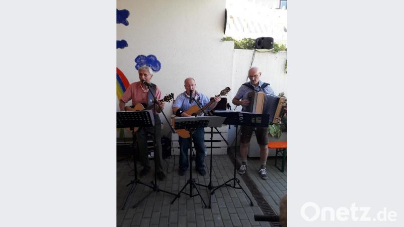 Für unterhaltsame Stunden bei Musik und Tanz sorgt das Trio Herbert, Andy und Georg beim Sommerfest im Haus St. Laurentius. Bild: Kliniken Nordoberpfalz AG.