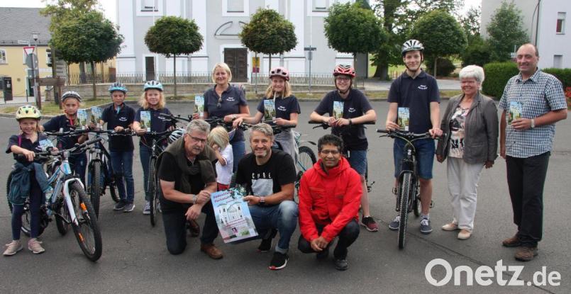 Schirmherr der 7. Sternfahrt hinauf zur Wallfahrtskirche ist Gerd Schönfelder (Bildmitte). Hier zusammen mit Pfarrer Joseph (vorne rechts), Bürgermeister Wolfgang Braun (vorne links) und den Vertretern der Pfarrei: die Ministranten, zusammen mit Willi Staufer, Christa Müller (von rechts) und Silke Bächer (5. von links). Bild: wro