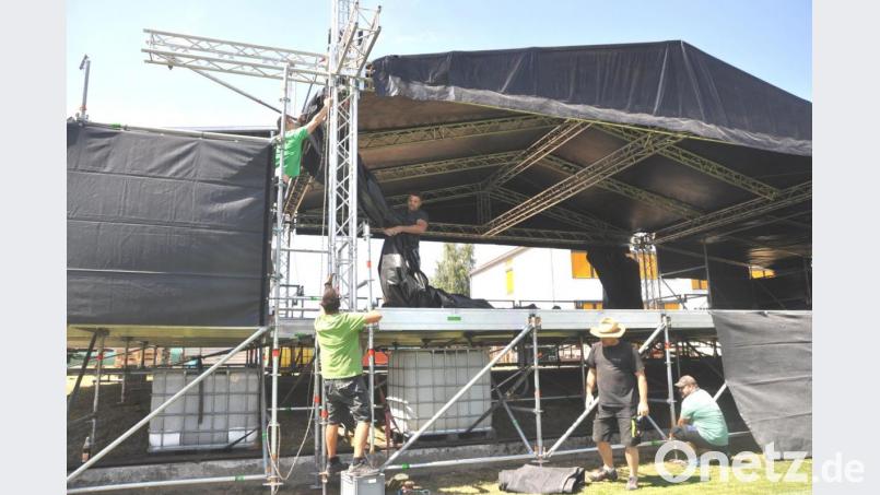 Alexander Schmid (unten, links) hatte am Mittwoch mit seiner Firma eine größere Bühne für das Oberpfalz-Festival am Samstag, 13. Juli, aufgebaut. Am heutigen Freitag werden Licht und Ton installiert. Bild: es