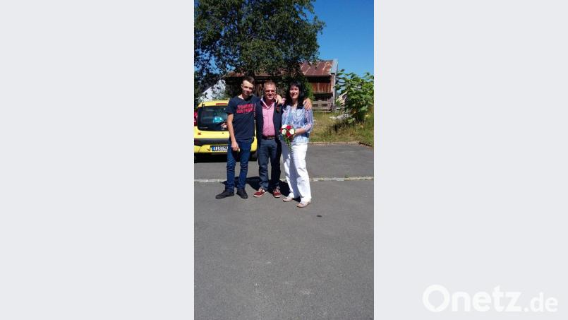 Das Bild zeigt das Brautpaar: (von rechts) Kerstin und Martin Burkhart und Pascal Burkhart. Bild: soj