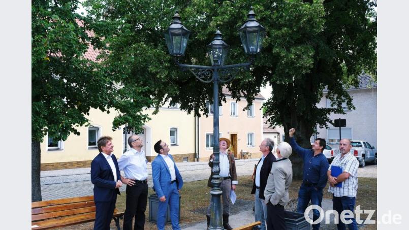 Informationen zur Energiewende in Grafenwöhr erhalten die FW-Landtagsabgeordneten Rainer Ludwig (links) und Tobias Gotthardt (Dritter von links) sowie FW-Vertreter aus dem Landkreis von Stadtbaumeister Hans Rettinger (Zweiter von rechts.) und Bautechniker Oliver Fehr (re). Die Gäste interessieren sich besonders für das Straßenlampen-Modell der Stadt Bild: do