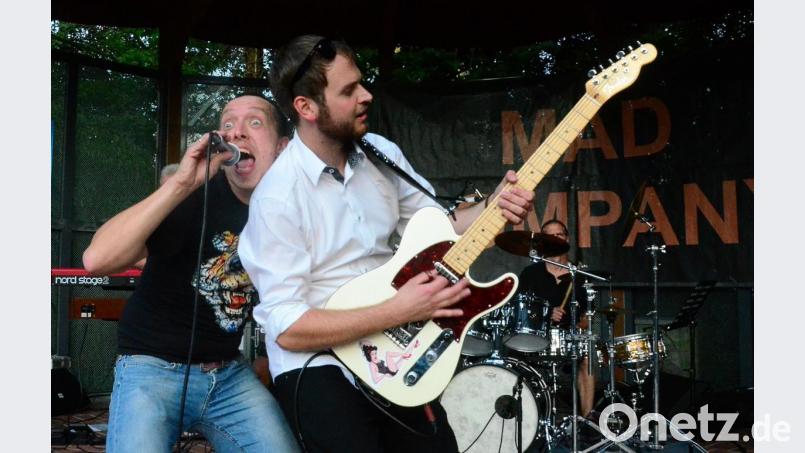 Frontmann Daniel Nees und Gitarrist Bastian Kretzschmar außer Rand und Band. Bild: Kunz