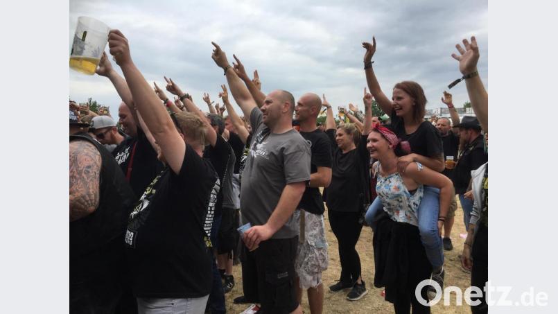 Krüge und Hände hoch - die Band auf der Bühne will ein Selfie mit den Fans: Beste Stimmung zum G.O.N.D.-Auftakt am Donnerstagnachmittag. Zu diesem Zeitpunkt noch ohne Regen. Bild: Unger, Heike