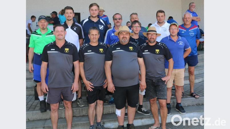 Beim Jubiläumsturnier der Sparte Eisstock des TSV Friedenfels gewann die Mannschaft des TSV Eitelbrunn (vorne) den Wettbewerb in der Gruppe A. Mit im Bild die Mannschaftsführer der weiteren teilnehmenden Mannschaften sowie Spartenleiter Martin Streim (hinten rechts). Bild: bsc