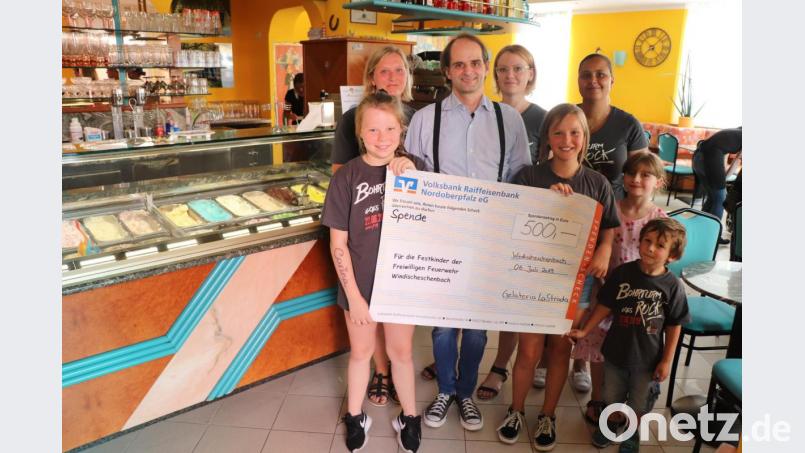Dominik Neitz (Mitte) überreicht den Feuerwehrkindern einen Scheck in Höhe von 500 Euro. Der Erlös stammt aus dem Verkauf des Feuerwehreises. 500 Kugeln gingen seit April über die Eistheke. Bild: exb