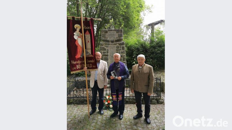 Am traditionellen Gedenken am Ehrenmal in Zelezna (ehemals Eisendorf) nahmen Ehrenvorsitzender Josef Hoffmann (von rechts), Monsignore Gerhard Hettler und Vorsitzender Waldemar Hansl teil. Bild: gz