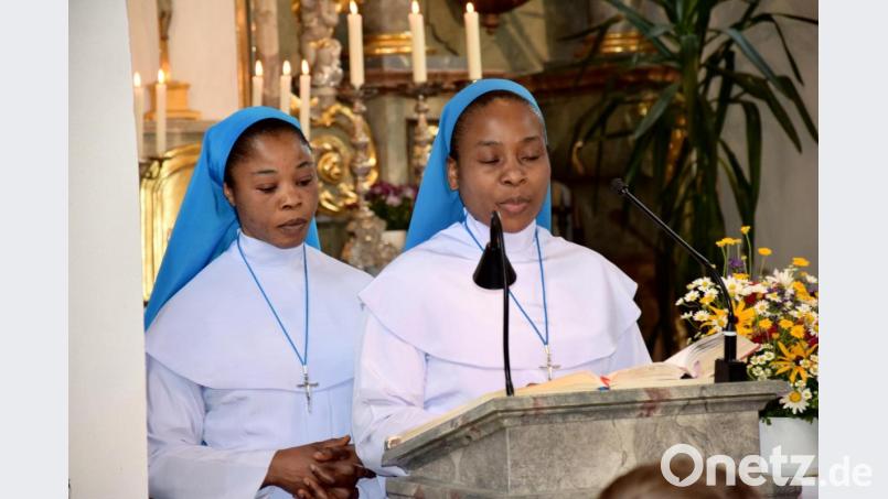Maria Chibuzo Ogo (rechts), die Schwester des Pfarrvikars, und Schwester Maria Cecilie Okpara erzählten den Menschen von den Straßenkindern in ihrer Heimat. Bild: bö