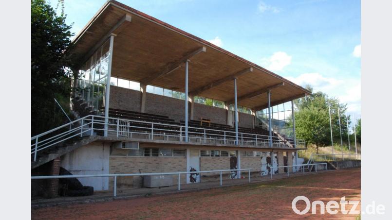 Dem Jahnstadion merkt man das Alter von 55 Jahren an. Bei der im Januar 2019 beschlossenen Sanierung wird nun aufgrund wirtschaftlicher Vorgaben dem „Drumherum“ der Vortritt gelassen. Dies bedeutet, dass zunächst die Tribüne aufgehübscht wird, bevor die Tartanbahn an die Reihe kommt. Bild: Portner