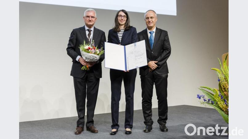 Professor Thomas Kirchner vom Pathologischen Institut der Ludwig-Maximilians-Universität München (links) und Professor Peter Schirmacher vom Pathologischen Institut der Universität Heidelberg überreichen Dr. Daniela Hirsch den Rudolf-Virchow-Preis. Bild: Bernd Roselieb