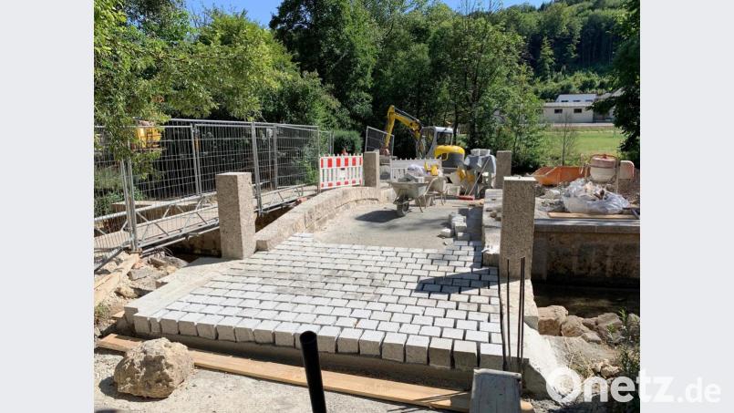 Das so genannte Pfistermühlbrückerl - die Jahrhunderte alte Bogenbrücke über den Mühlbach - wird derzeit gepflastert und soll Anfang August fertig sein. Bild: jp