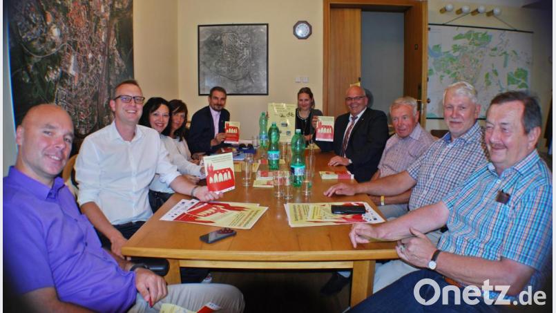Für die erste Radwallfahrt von Neualbenreuth nach Eger sind im Rathaus Cheb die letzten Vorbereitungen getroffen worden. Von links Jiri Cerny Zweiter Bürgermeister), Martin Cernik, Mirka Petrikova, Jana Krejsova, Bürgermeister Antonin Jalovec, Tanja Saller, Bürgermeister Klaus Meyer, Wolfgang Üblacker, Georg Lippert und Rudolf Ehstand (von links). Bild: enz