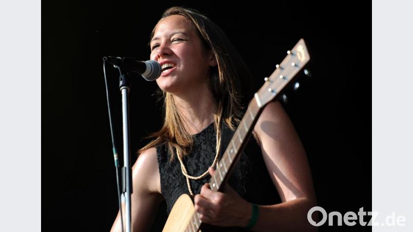 Die schweizer Sängerin Sophie Hunger auf der Bühne des Greenville Festivals. Bild: Britta Pedersen/dpa