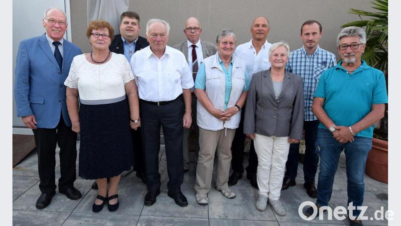 Bei der Gratulationscour (von links): Erster Schützenmeister Bruno Müller, Anni Nägerl, Bürgermeister Dieter Dehling, Herbert Nägerl, Pfarrer Thomas Schertel, Vorsitzende Maria Schütz vom Arbeiterkameradschaftsvereins Sulzbach-Rosenberg, der stellvertretende Obermeister der Metzgerinnung Amberg-Sulzbach, Hans Deyerl, Vorstandsmitglied Monika Bär vom Diakonieverein Illschwang/Kastl, Erster Vorsitzender Martin Luber vom SV Illschwang und Erster Vorsitzender Lorenz Geitner vom Gartenbauverein Illschwang. Bild: no