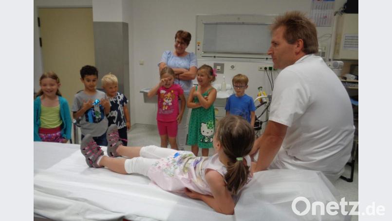 Die Mädchen und Buben von St. Wolfgang in Hirschau sahen sich im St.-Anna-Krankenhaus um. In Kleingruppen ging es in den Gipsraum. Bild: u
