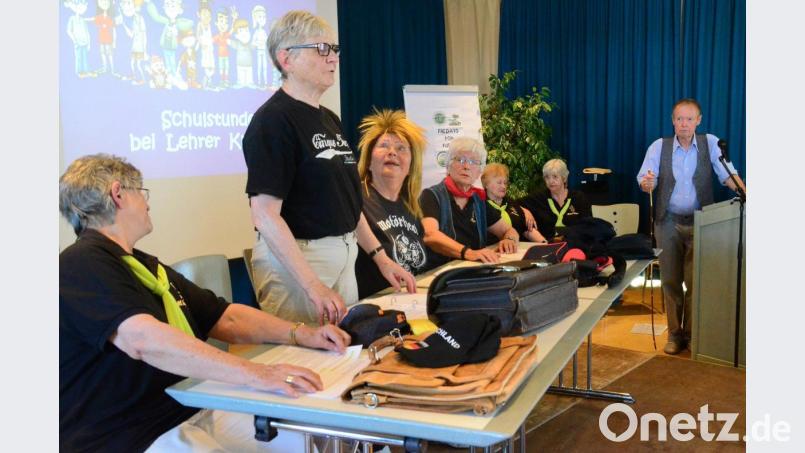 Lehrer Knüppel hatte alle Hände voll zu tun, seine Rabauken im Zaum zum halten. Bild: Kunz