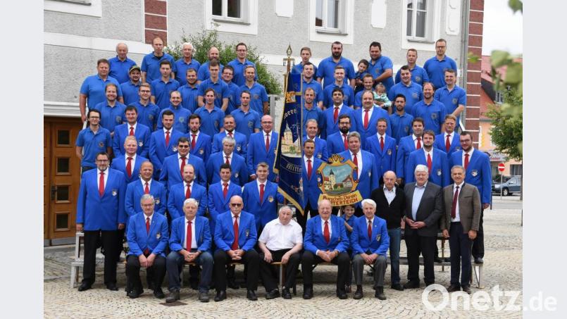 Zahlreiche „Concordia“-Burschen mit Vorsitzendem Hans Fick jun. (zweite Reihe, rechts) und Bürgermeister Roland Grillmeier (vorne rechts) bei einem Fototermin vor dem alten Rathaus. Bild: Gelis Fotostudio