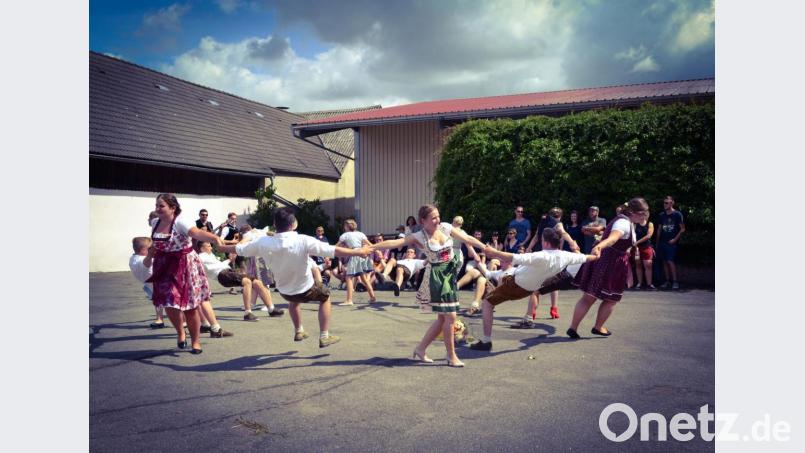 Acht Kirwapaare tanzten in diesem Jahr auf der Kirwa in Thonhausen. Bild: brü