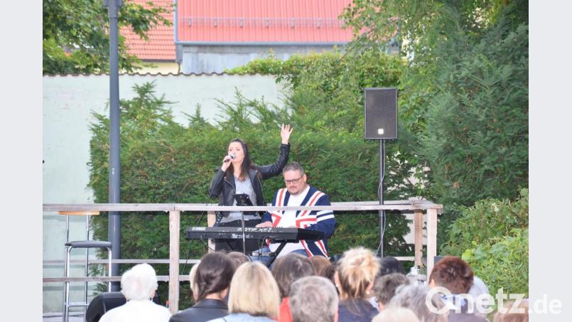 In Begleitung von Daniel Steinbrecher auf dem E-Piano zieht Andrea Marie die Zuhörer der Sommerserenade in ihren Bann. Bild: fjo