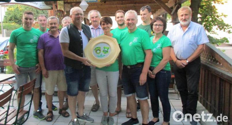 Die Freundschaftsscheibe gewannen die Eichelbachschützen Weihern-Stein durch Christine Zahner, 80,7 Teiler, (Bildmitte), links daneben Schützenmeister Karl Eckert und Schützenmeister Reinhard Reis senior (Vierter von rechts). Mit im Bild die Platzierten. Bild: slh