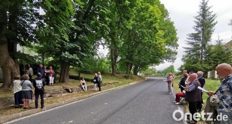 Direkt an der Straße in Zelezna trafen sich ehemalige Angehörige des Kirchensprengels &quot;Eisendorf und Umgebung&quot; zu einem Gedenken. Bild: gz