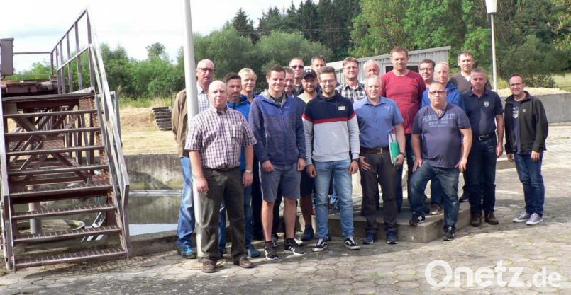 Tag für Tag "beackern" sie das Feld der Abwasserentsorgung: 18 Klärwärter aus dem westlichen Landkreis Neustadt/WN treffen sich zum Nachbarschaftstag in Kirchenthumbach. Neben dem gegenseitigen Austausch von Erfahrungen bekommen sie auch Tipps für die praktische Arbeit. Bild: lep