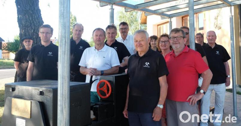 Etliche Firmen griffen den Bergknappen unter die Arme. Entstanden ist eine tolle Gemeinschaftsleistung. Die restaurierte Lok fand vor dem Rathaus wieder einen ansprechenden Standort. Bild: ohr