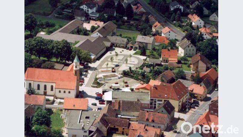 Blick von oben auf die Ortsmitte von Freihung: Auf dem Festplatz Am Harranger wird gefeiert. Bild: nbu