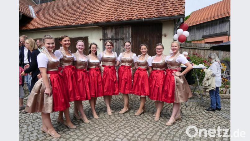 Die Mädchengruppe des Burschenvereins Püchersreuth präsentiert die Dirndln, die Eva Maria Enslein für das Jubiläum im Mai genäht hat. Bild: ils