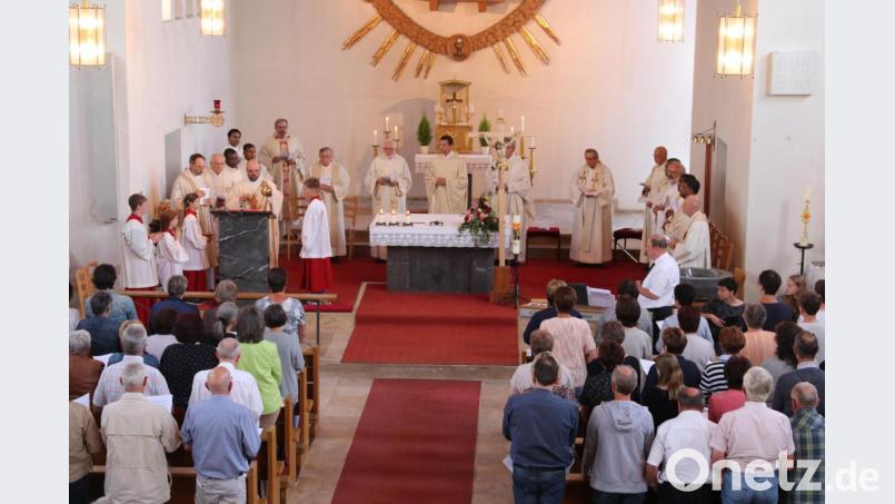 Insgesamt 22 Priester feierten gemeinsam Gottesdienst Bild: ral