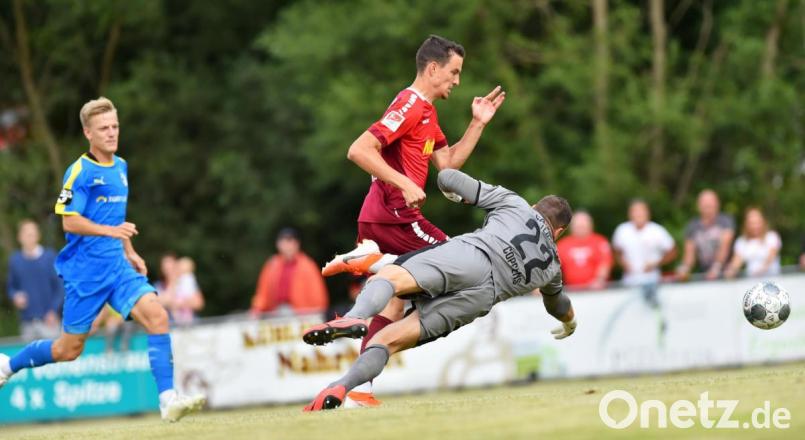 Sebastian Stolze auf dem Weg zum Ausgleich: Der eingewechselte Offensivspieler umkurvte den Jenaer Torwart Jo Coppens und schob zum zwischenzeitlichen 3:3 ein. Bild: A. Schwarzmeier