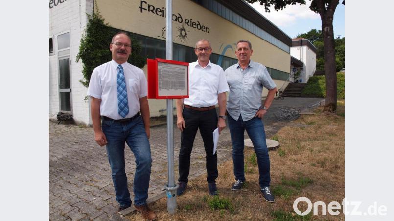 Hans-Jürgen Haas, Geschäftsführer des Zweckverbands Nahverkehr Amberg-Sulzbach (ZNAS), Riedens Bürgermeister Erwin Geitner und Helmuth Pfeffer (von links), Leiter der Regionalbus Ostbayern GmbH (RBO) in Amberg, stellten die neue Bushaltestelle am Freibad sowie die An- und Abfahrtszeiten vor. Bild: sön