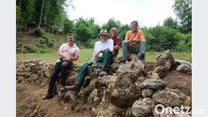 Mehrere Samstag verbringen die Kursteilnehmer an einer Trockenmauer im Lehental. Bild: Robert Giersch