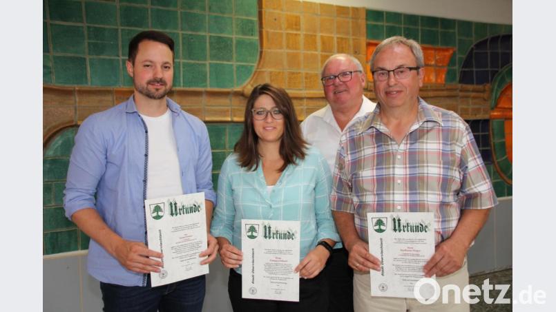 Bürgermeister Heinz Weigl würdigte das langjährige Engagement der Funktionäre (von links) Christian Mösbauer , Tamara Eckert und Karlheinz Pieper. Bild: frd