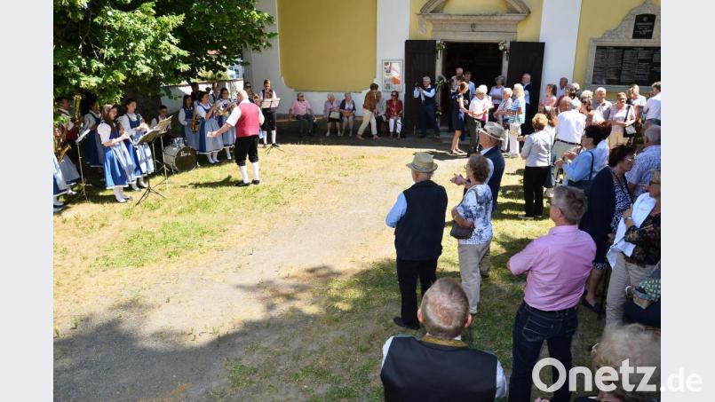 Unter Leitung von Hermann Mack spielt das Vereinsorchester des Musikvereins Wunsch-Lieder beim Standkonzert vor dem Hauptportal der Heimatkirche. Bild: fjo